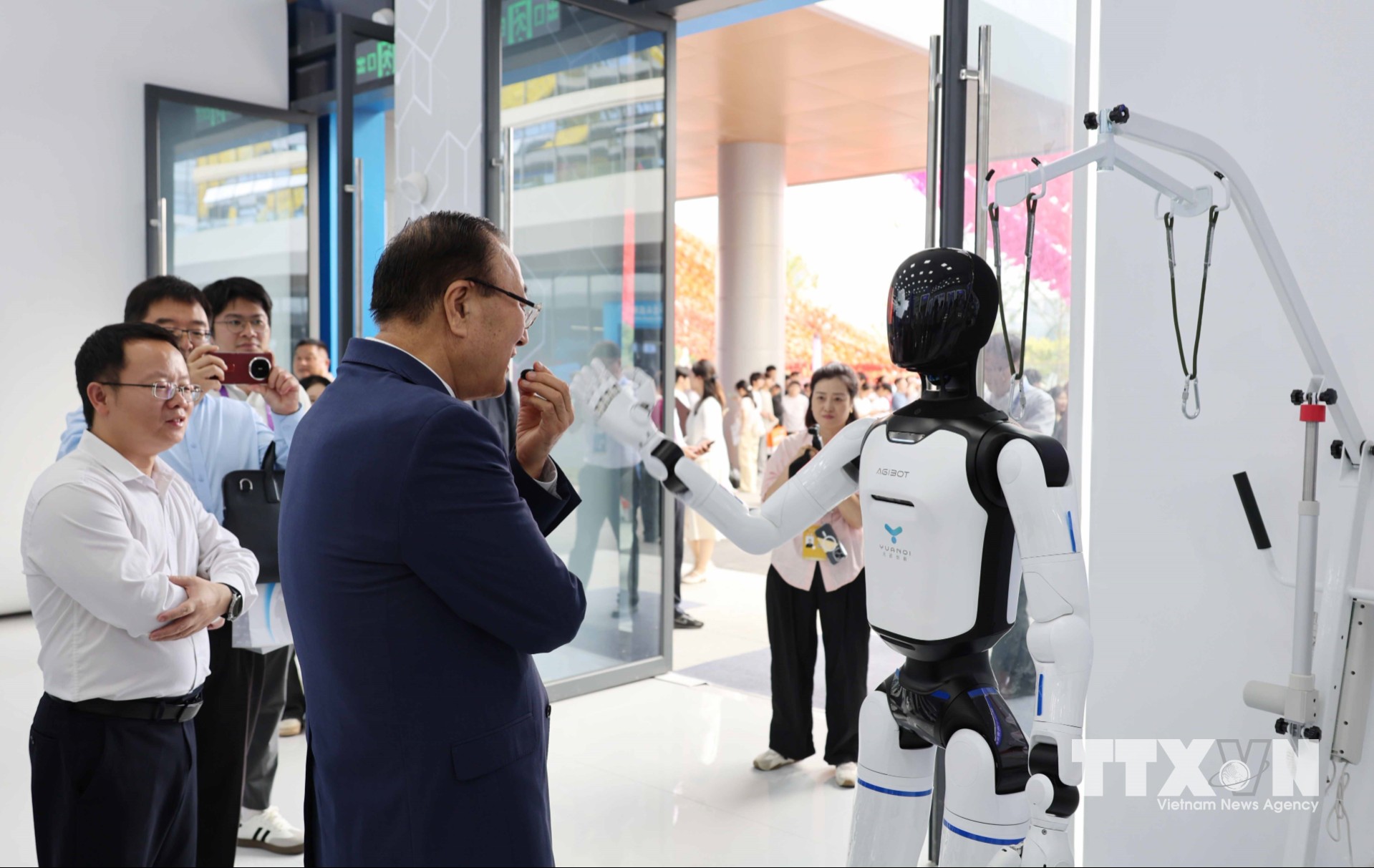 Các khu trưng bày về AI tại CAEXPO năm 2026 luôn thu hút sự quan tâm của doanh nghiệp cũng như người dân Trung Quốc và ASEAN. (Ảnh: Công Tuyên/TTXVN)